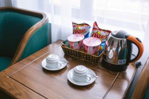 Příslušenství pro přípravu čaje a kávy v ubytování Prosperity Boutique Halong Hotel & Restaurent