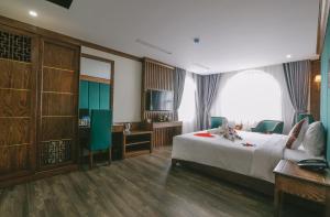 Postel nebo postele na pokoji v ubytování Prosperity Boutique Halong Hotel & Restaurent