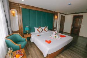 Postel nebo postele na pokoji v ubytování Prosperity Boutique Halong Hotel & Restaurent