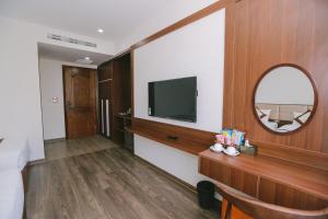 TV a/nebo společenská místnost v ubytování Prosperity Boutique Halong Hotel & Restaurent