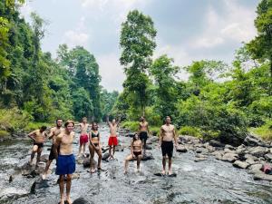 Ban NongbouaShared Happy Farm的一群人过河
