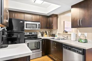 Η κουζίνα ή μικρή κουζίνα στο The Lofts of Downtown (540 N 2nd St, #105)