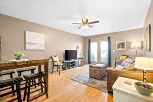 Μια τηλεόραση ή/και κέντρο ψυχαγωγίας στο The Lofts of Downtown (540 N 2nd St, #105)