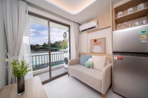 Predel za sedenje v nastanitvi Japanese-Style Condo close Kamala Beach