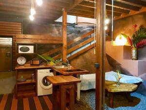 a room with a bunk bed and a washing machine at Suite au milieu des arbres in Punaauia