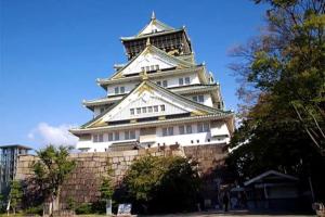 ein großes weißes Gebäude mit einem Turm oben in der Unterkunft White Hotel Tsuruhashi in Osaka
