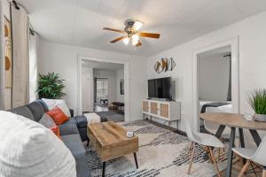 Μια τηλεόραση ή/και κέντρο ψυχαγωγίας στο Comfy 2-Bed with Office by hospitals & entertainment +40 φωτογραφίες
