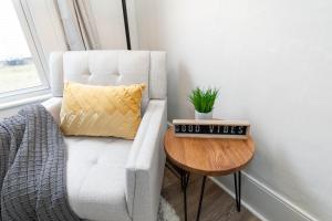 Χώρος καθιστικού στο Comfy 2-Bed with Office by hospitals & entertainment