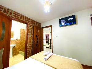 Postel nebo postele na pokoji v ubytování Habitaciónes Matrimoniales en Baños de Agua Santa con baño privado