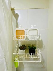 セブシティにある31T1 Chic Corner, Horizons 101, Cebu Cityのバスルーム(植物棚2つ付)