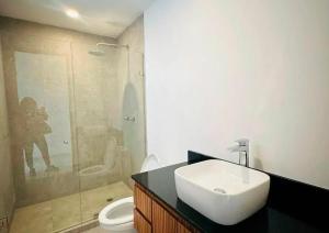 ein Badezimmer mit Waschbecken, Dusche und Toilette in der Unterkunft Belond Dep in Mexiko-Stadt