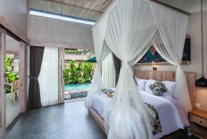 Postel nebo postele na pokoji v ubytování Uma Githa Ubud by Pramana Villas