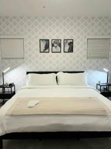 Postel nebo postele na pokoji v ubytování Resort style 1 King and Twin Apt w Gym Pool Hot Tub