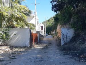 una strada vuota con una recinzione e una palma di Relaxing Place Beach apartment 21 a San Lorenzo