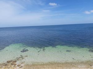 un grande bacino d'acqua con l'oceano di Relaxing Place Beach apartment 21 a San Lorenzo Altre 5 foto