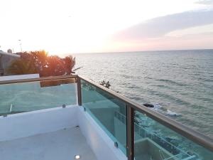 una vista dell'oceano da una nave da crociera di Relaxing Place Beach apartment 21 a San Lorenzo