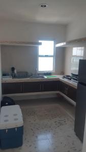 una cucina vuota con lavandino e finestra di Relaxing Place Beach apartment 21 a San Lorenzo