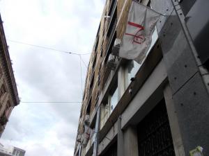 un edificio con una bandera a un lado. en Hotel Catania Town, en Catania