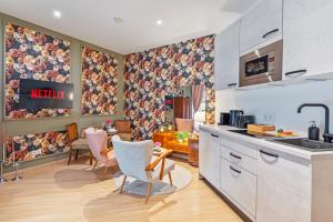 Kuchyň nebo kuchyňský kout v ubytování VibeStudio 401 - Central - AC - Licensed - Parking Nearby