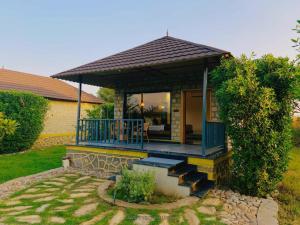 BeraにあるJawai's Wildness Lodgeの庭のガゼボ付き家