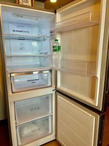 Η κουζίνα ή μικρή κουζίνα στο Luxury BGC Condo in Taguig, McKinley - Covered Parking and WiFi FREE +35 φωτογραφίες