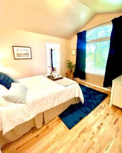 Un dormitorio con una cama y una ventana grande. en The Palm Comfortably luxurious family home, en Meridian 22 fotos más