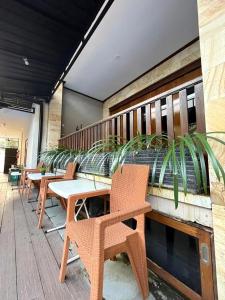 uma fila de mesas e cadeiras num pátio em Griya Ngasem Djogja em Yogyakarta