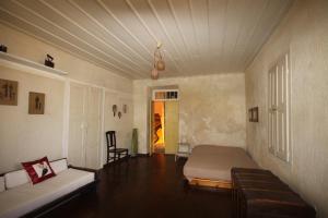 Una habitación con una cama y un sofá. en Apollonos Seafront Apartment, en Ermoupoli