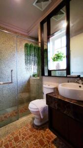Un baño con inodoro, lavabo y ducha. en Tiara Golf Villa With Pool, en Melaka