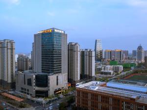 新乡桔作酒店 新乡东站市政府店的高楼林立的城市景观