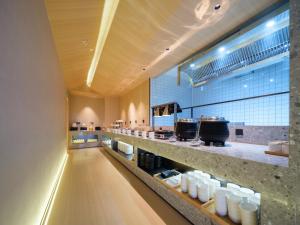 a kitchen with a counter with white dishes on it at 桔作酒店 新乡东站市政府店 in Xinxiang