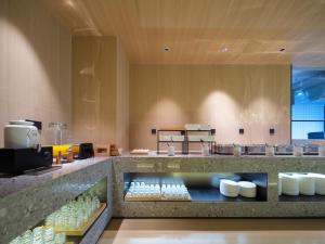 a large kitchen with aasteryasteryasteryasteryasteryasteryasteryasteryasteryasteryastery at 桔作酒店 新乡东站市政府店 in Xinxiang