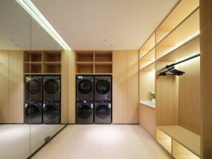 a laundry room with four washer and dryer at 桔作酒店 新乡东站市政府店 in Xinxiang