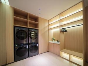 a laundry room with two washer and dryer at 桔作酒店 新乡东站市政府店 in Xinxiang
