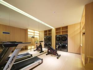 a laundry room with a gym with a treadmill at 桔作酒店 新乡东站市政府店 in Xinxiang