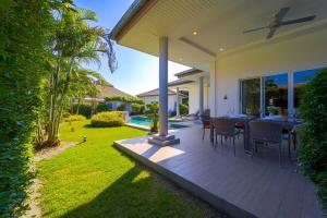 Κήπος έξω από το 4 Bedroom Private Pool Villa - MR51