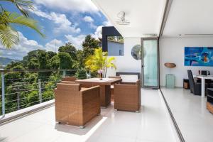 Телевизор и/или развлекательный центр в Private 3-Storey Pool Villa Atika 10, for 7, views of Patong Bay