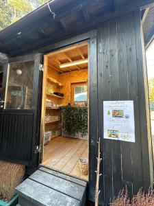 Galeriebild der Unterkunft 森と湖の楽園ＷorkshopＣampＲesort in Fujikawaguchiko