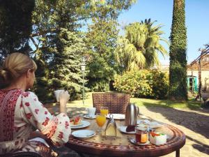 Finca Cas Sant في سولير: امرأة تجلس على طاولة عليها طعام