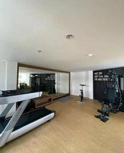 Fitness centrum a/nebo fitness zařízení v ubytování Apartemen Strategis Yogyakarta