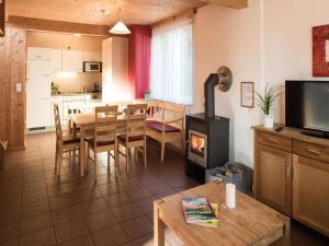 Televiisor ja/või meelelahutuskeskus majutusasutuses Holiday village Präbichl, Vordernberg