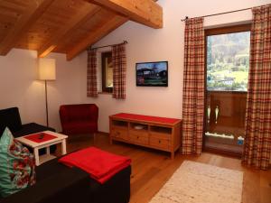 TV a/nebo společenská místnost v ubytování Chalet in Neukirchen near Wildkogel Arena