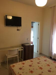 A television and/or entertainment centre at Hostal Cervantes