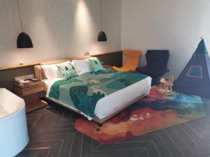Postel nebo postele na pokoji v ubytování Nanxianglou Art Hotel