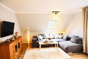 ティメンドルファー・シュトラントにあるApartments Meerzeit komplettのソファとテレビのあるリビングルーム