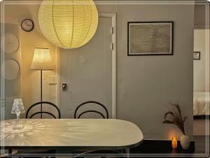 mesa y sillas en una habitación con lámpara en Goyo inn Sillim, en Seúl