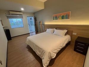 Katil atau katil-katil dalam bilik di 2-16 pax 5BR, 4 bathrooms, 5km to TC beach