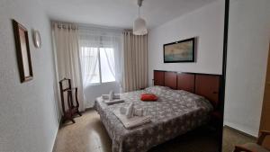 a bedroom with a bed with two towels on it at Gandia Grau 5 in Gandía