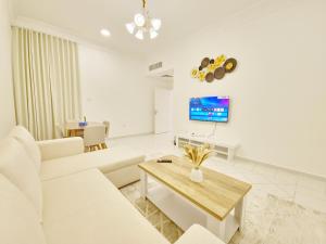 HARF22-101-02 2br apt in AD電視和／或娛樂中心