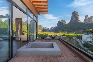 una camera con vista sulle montagne da una casa di Hidden Valley Hotel a Yangshuo